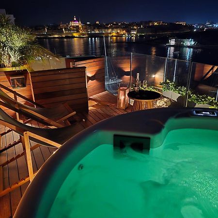 Unique Seafront Triplex Penthouse With Panoramic Bedroom & Rooftop Jacuzzi Overlooking Valletta スリーマ エクステリア 写真