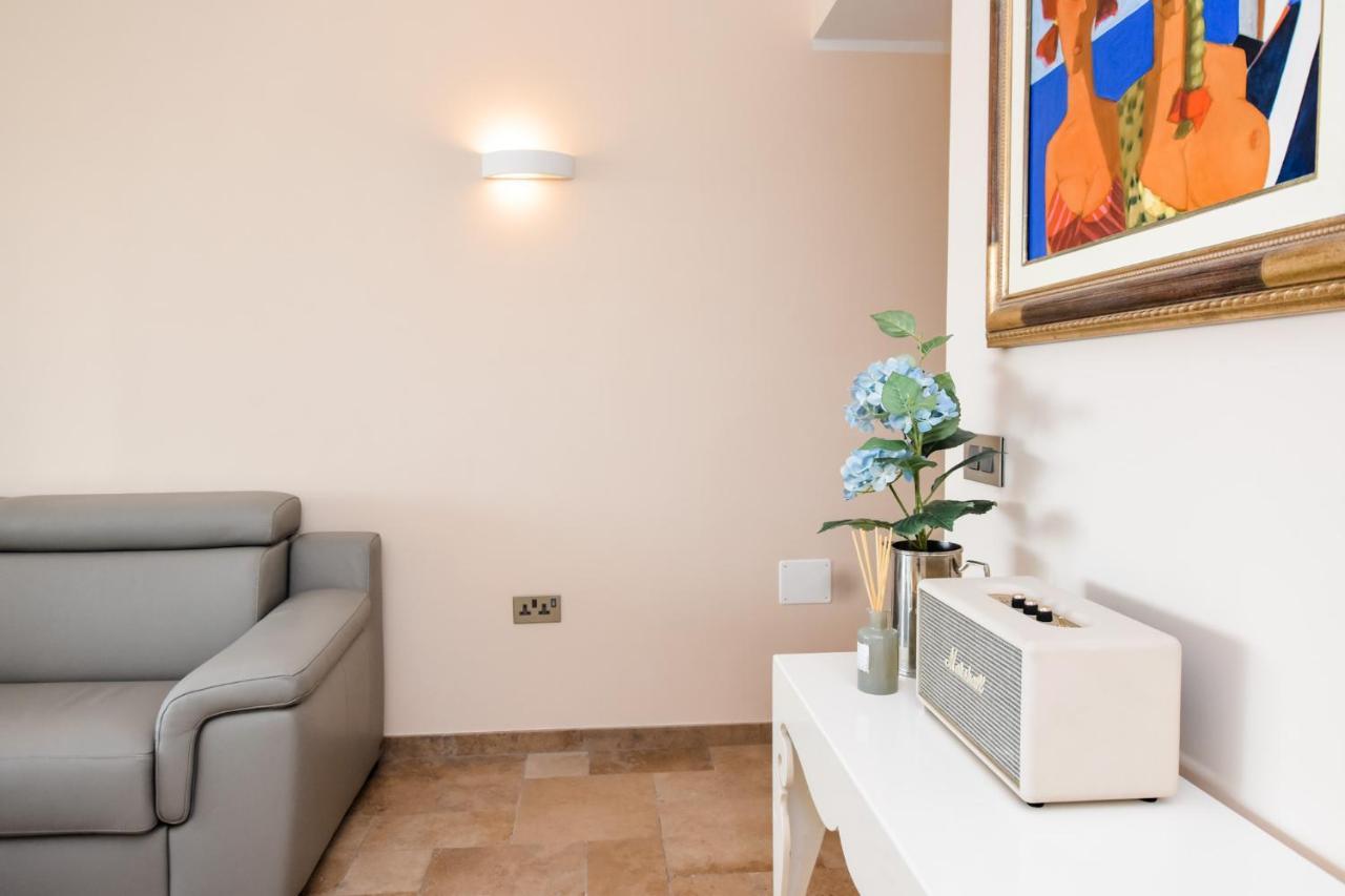 Unique Seafront Triplex Penthouse With Panoramic Bedroom & Rooftop Jacuzzi Overlooking Valletta スリーマ エクステリア 写真
