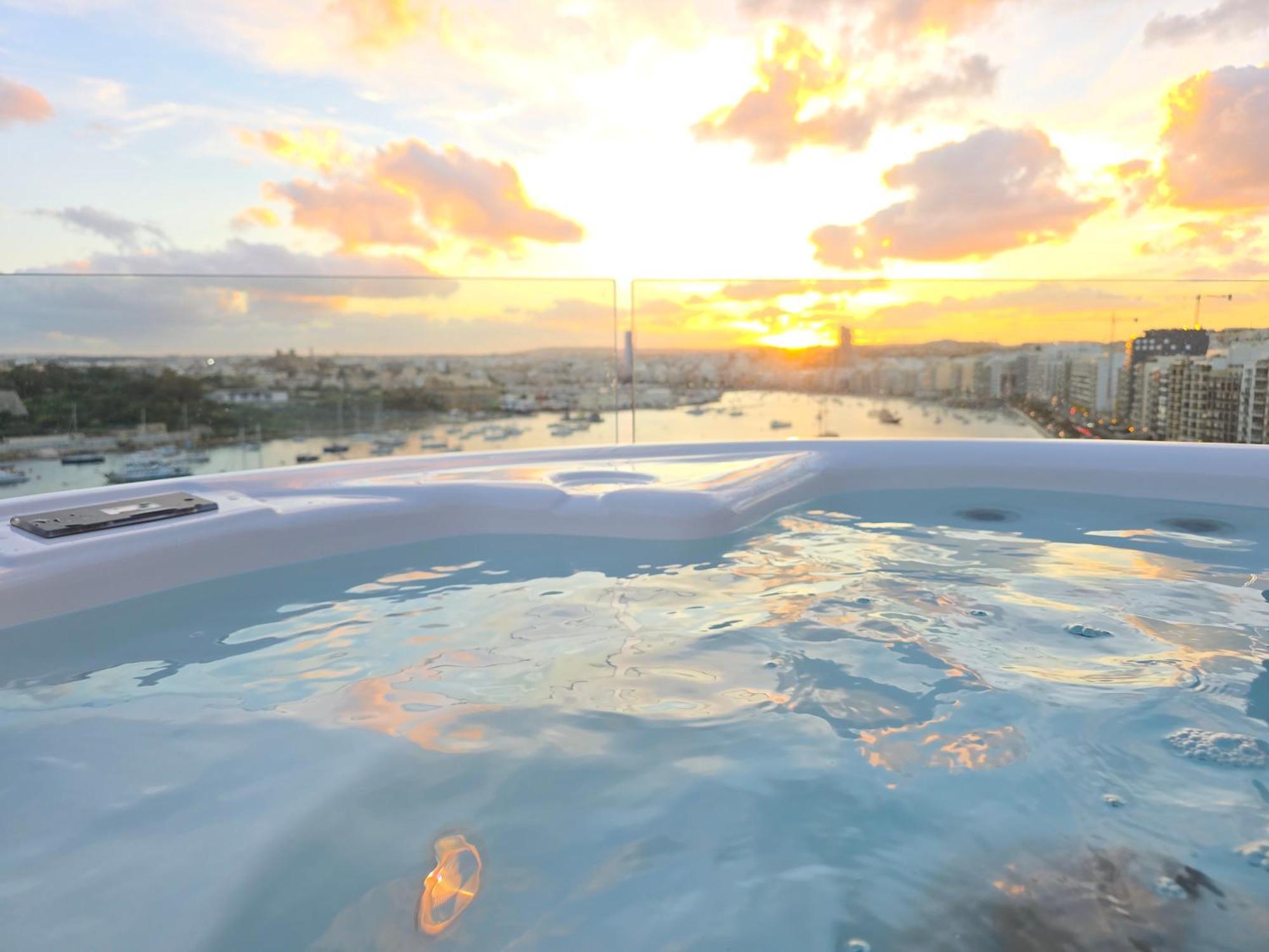 Unique Seafront Triplex Penthouse With Panoramic Bedroom & Rooftop Jacuzzi Overlooking Valletta スリーマ エクステリア 写真