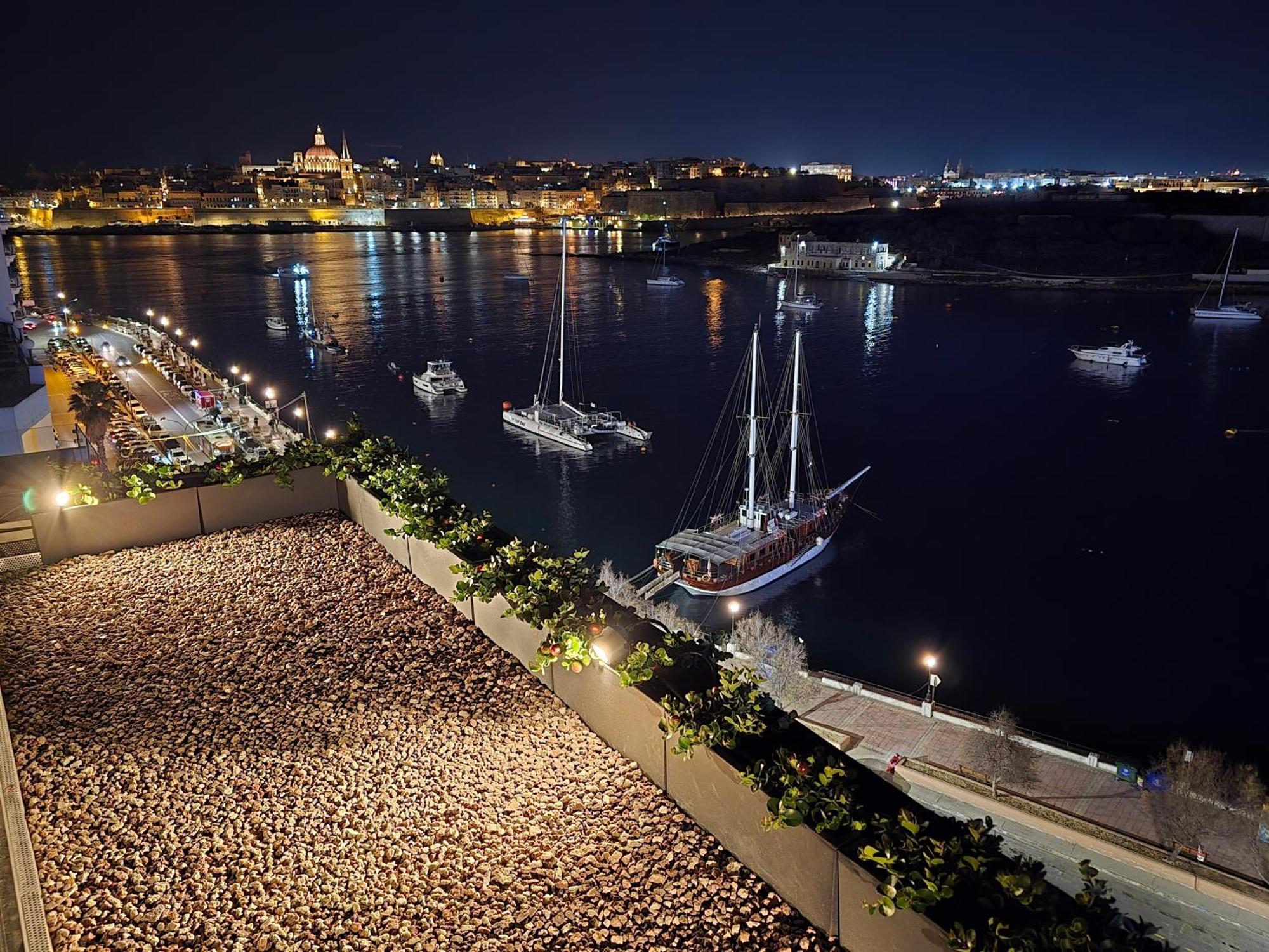 Unique Seafront Triplex Penthouse With Panoramic Bedroom & Rooftop Jacuzzi Overlooking Valletta スリーマ エクステリア 写真