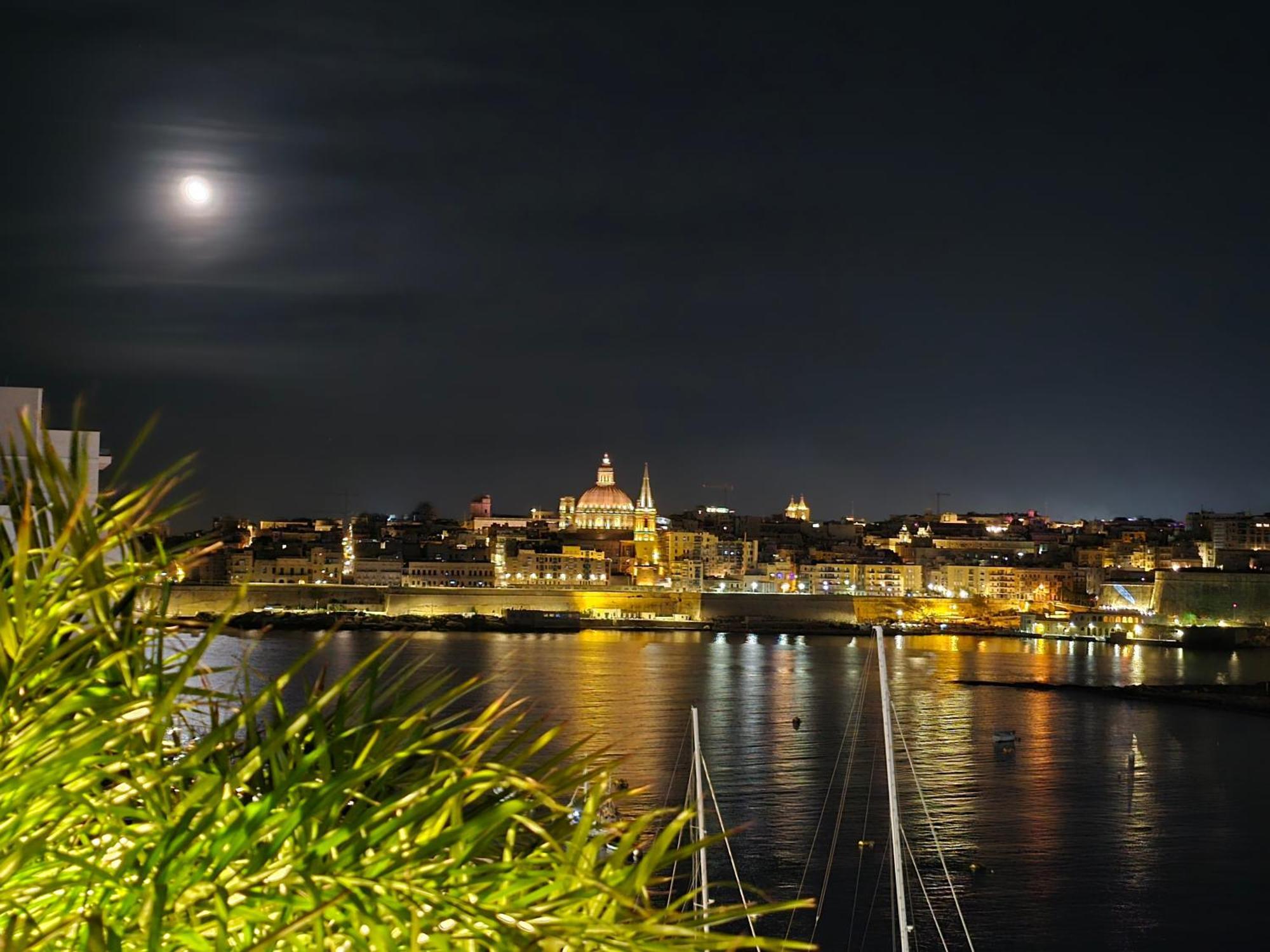 Unique Seafront Triplex Penthouse With Panoramic Bedroom & Rooftop Jacuzzi Overlooking Valletta スリーマ エクステリア 写真