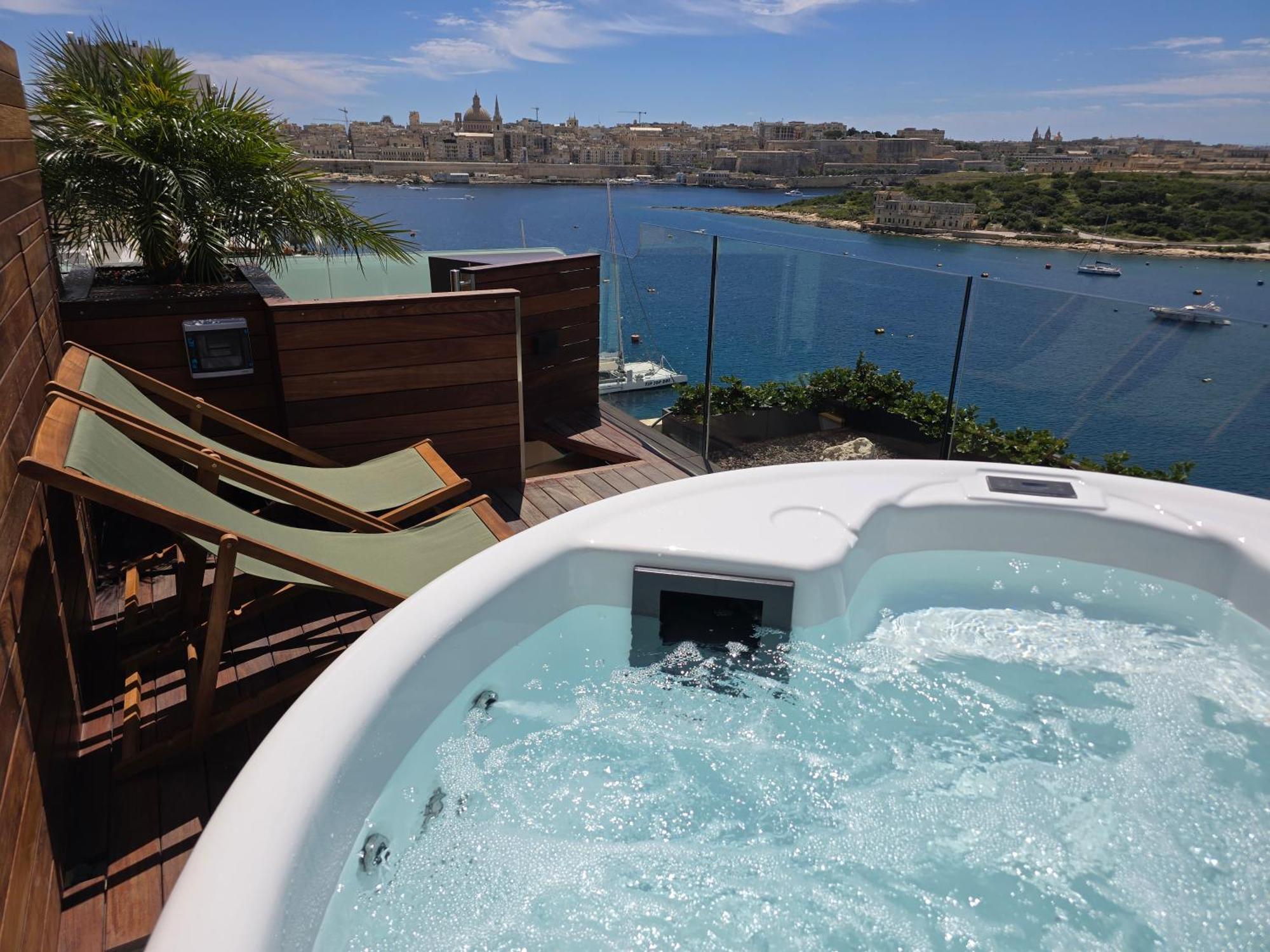 Unique Seafront Triplex Penthouse With Panoramic Bedroom & Rooftop Jacuzzi Overlooking Valletta スリーマ エクステリア 写真