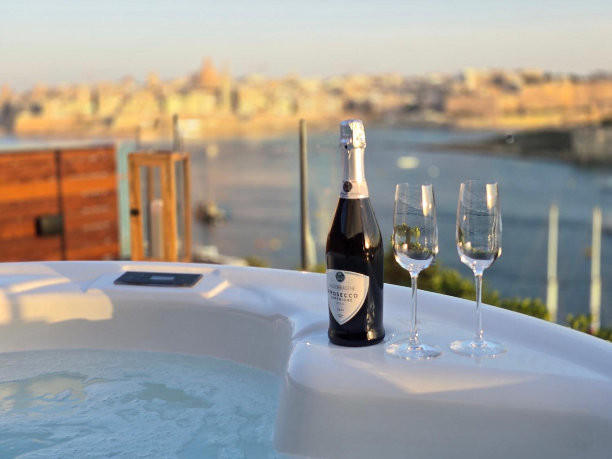 Unique Seafront Triplex Penthouse With Panoramic Bedroom & Rooftop Jacuzzi Overlooking Valletta スリーマ エクステリア 写真