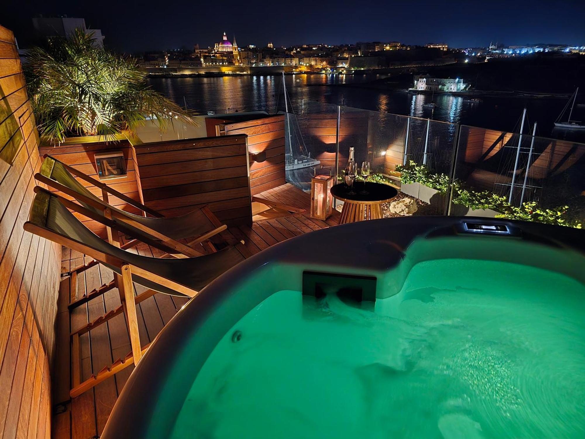 Unique Seafront Triplex Penthouse With Panoramic Bedroom & Rooftop Jacuzzi Overlooking Valletta スリーマ エクステリア 写真