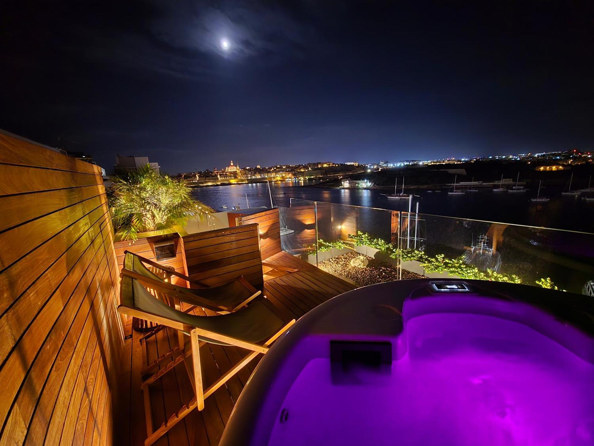 Unique Seafront Triplex Penthouse With Panoramic Bedroom & Rooftop Jacuzzi Overlooking Valletta スリーマ エクステリア 写真